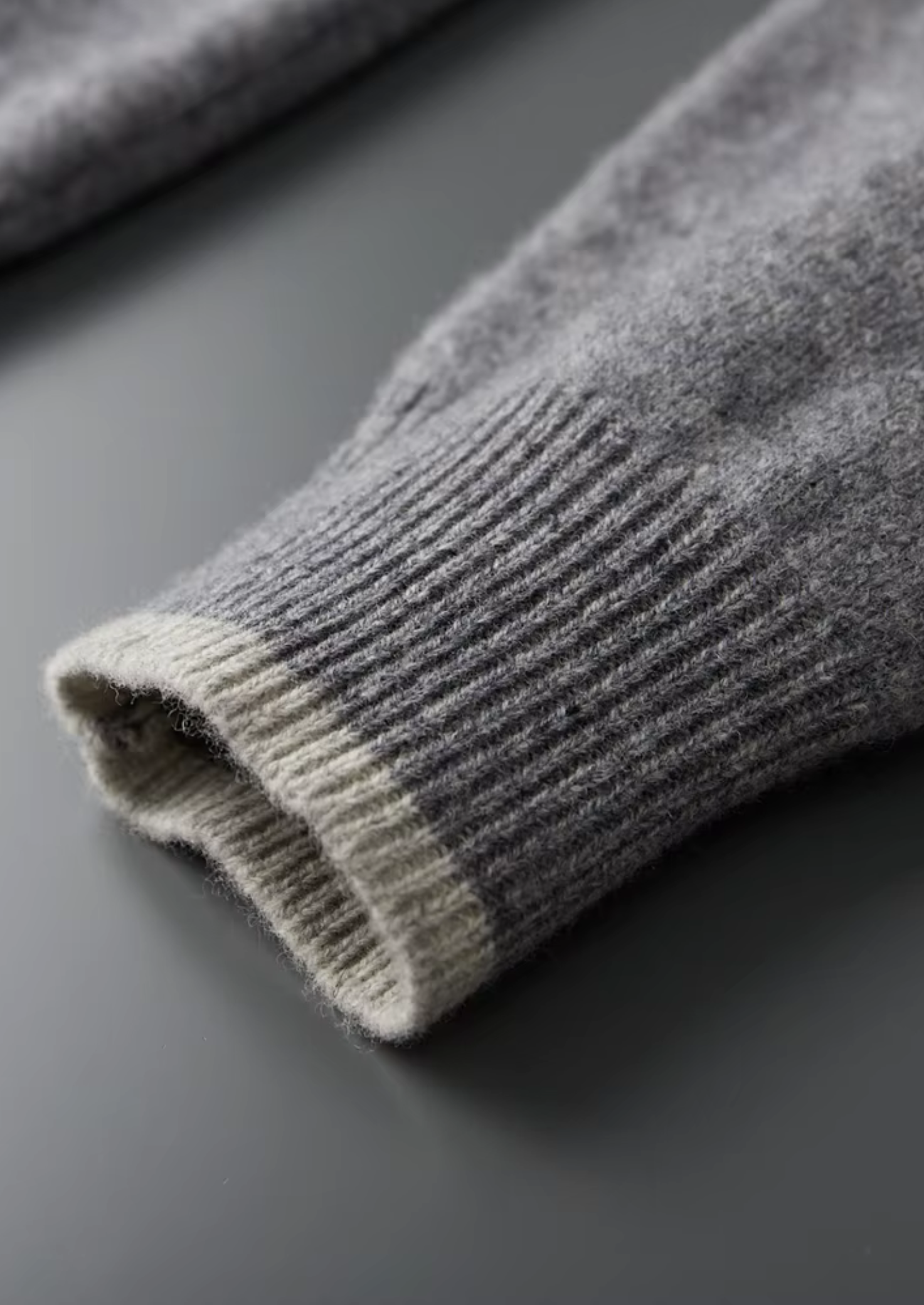 Cardigan Bicolore con Zip in Lana Merino