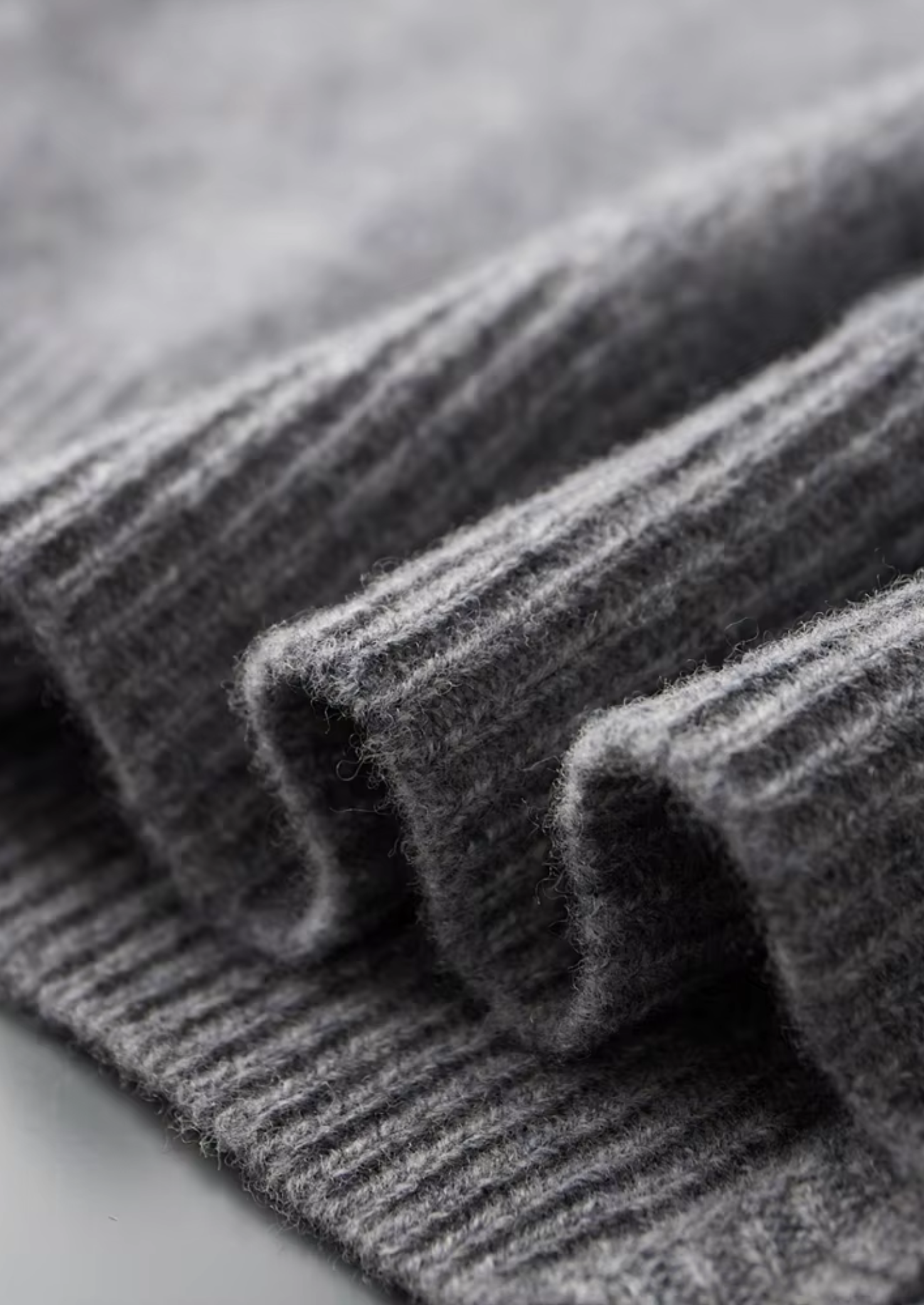 Cardigan Bicolore con Zip in Lana Merino